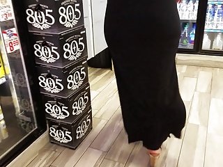 Moden big booty i svart kjole.