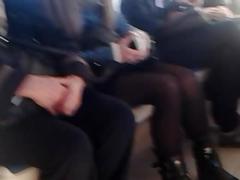 Schwarze Strumpfhose in der Metro
