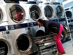 Dojrzałe Hiszpański Phat ass pink w laundrymate