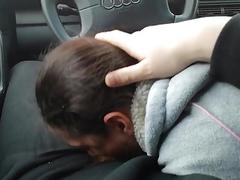Olya saugt im Auto