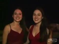 Non sorelle Twin sorridono alla festa