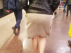 Големият MILF задник в сива пола