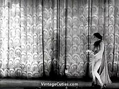 Oudere Lady Strips op het podium (1940s Vintage)