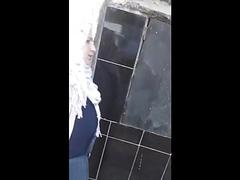 Arab wytrzeszcznął szpiega lśniącego mama na ulicy