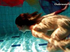 Edwiga-tiener het Russisch zwemt in kleren bij nacht