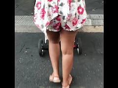 インディアン・デシの妻がショートパンツで歩いている