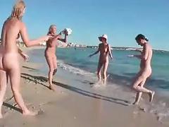 Nude Beach - Four Teens Gioca a pallavolo