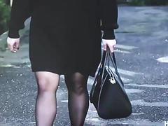 Slap tyrkisk kvinde i skinnende sort strømpebukser