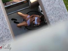 Komşular kızının balkonunda mastürbasyon yaptım.
